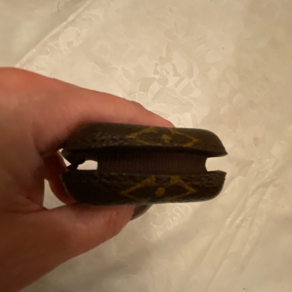 LOUIS VUITTON phone case. EarPods case - Picture 7 of 7